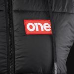gilet da uomo nero con cappuccio tech one