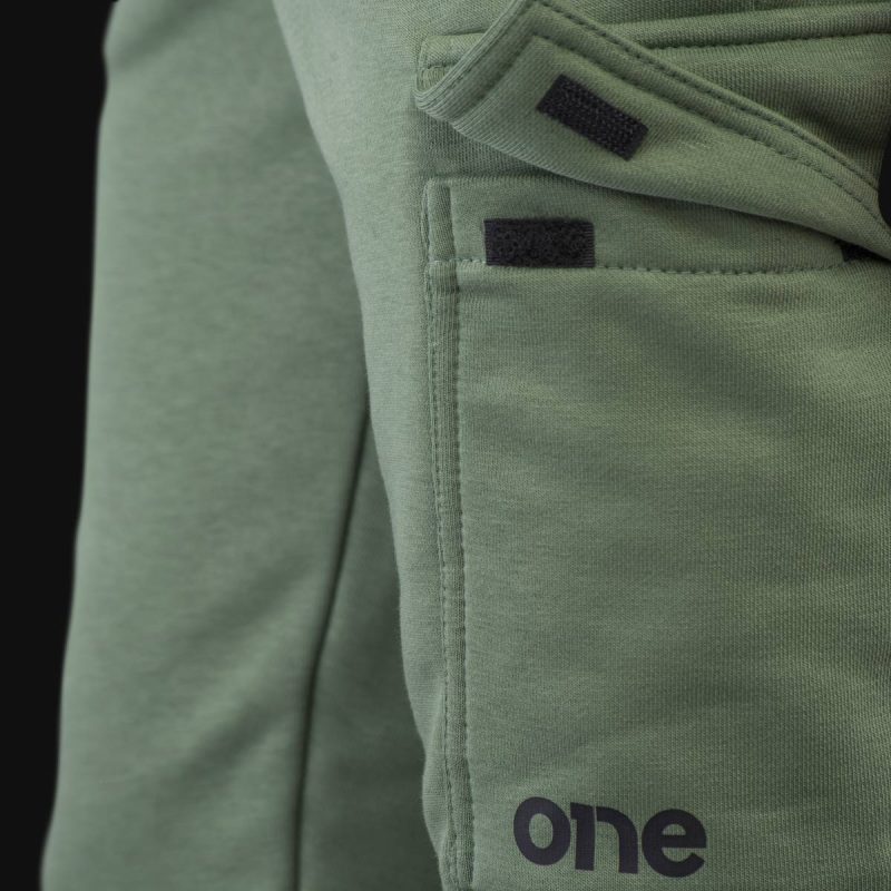 pantalone tuta da uomo verde opale con tasche sage one 1